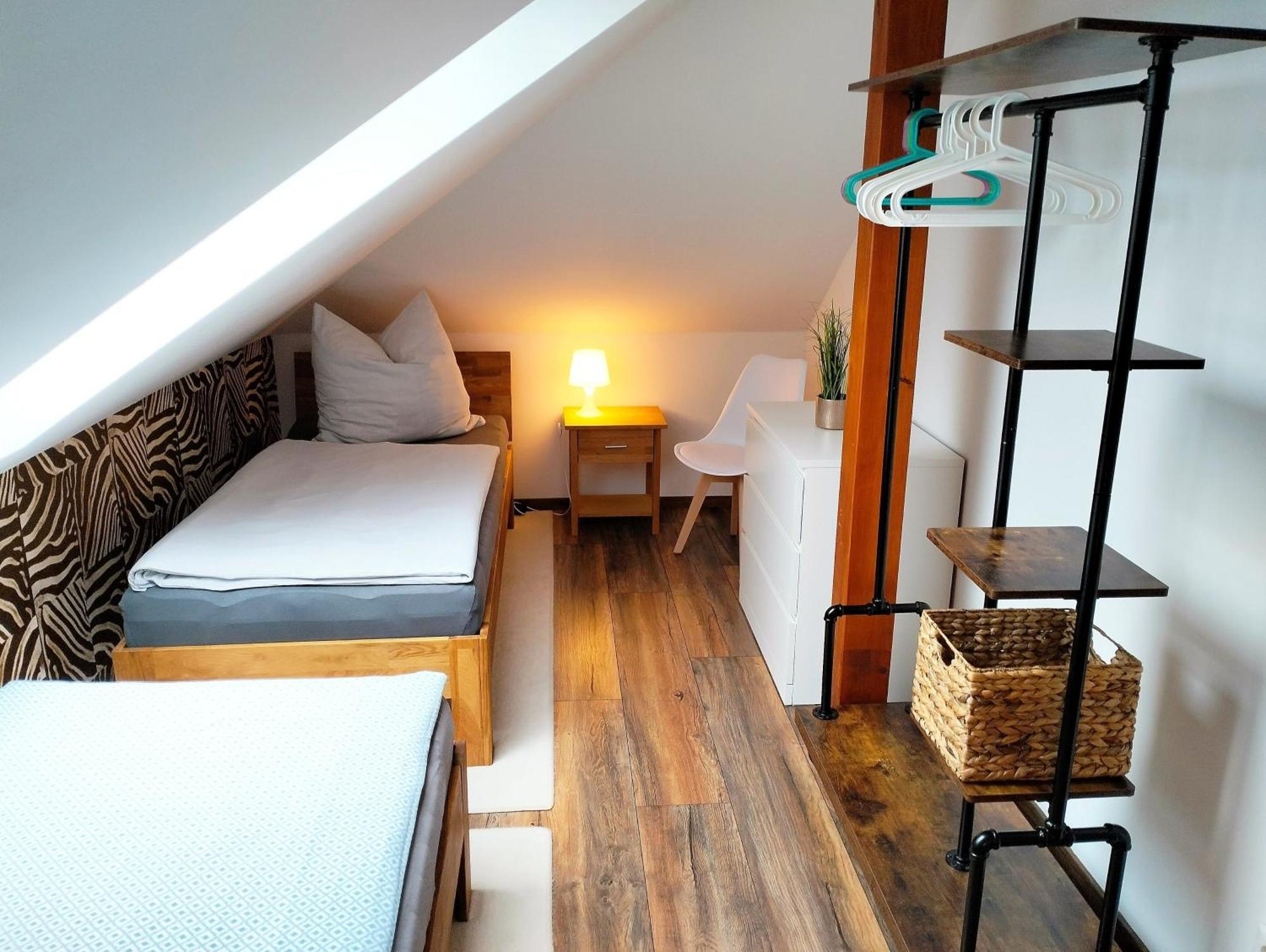 Ferienwohnung Am Waldesrand - Garten, Terrasse, Grill, Luftkuehler, Massagesessel, Kinderspielecke, Spielekonsole Cottbus Kültér fotó