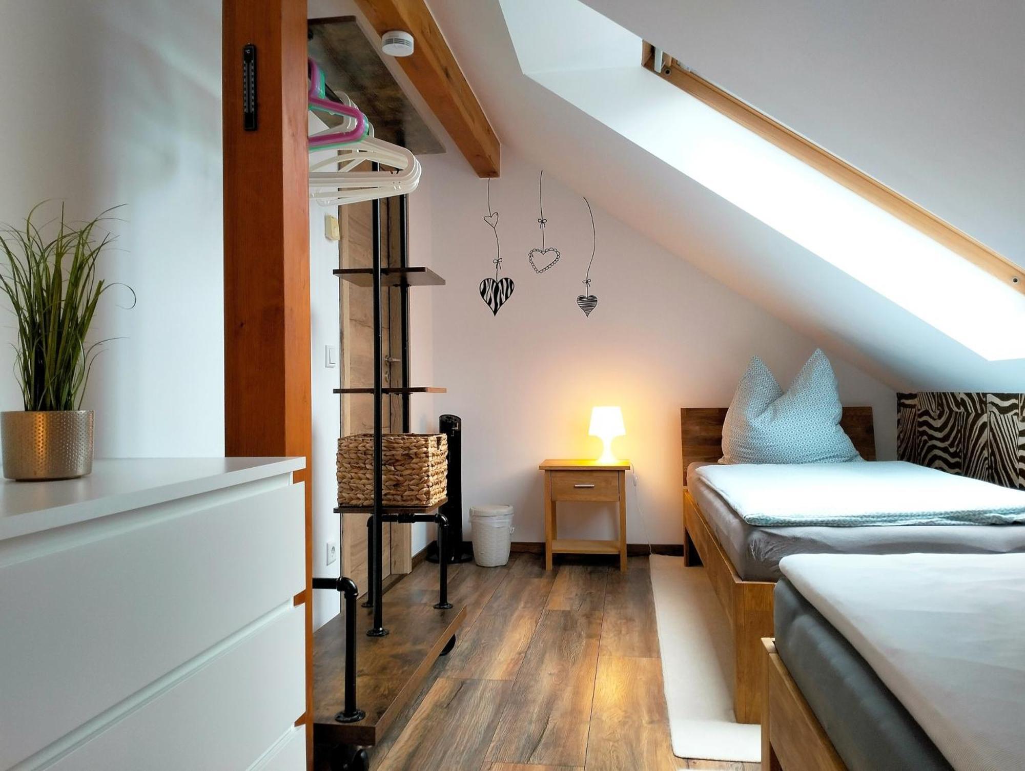 Ferienwohnung Am Waldesrand - Garten, Terrasse, Grill, Luftkuehler, Massagesessel, Kinderspielecke, Spielekonsole Cottbus Kültér fotó