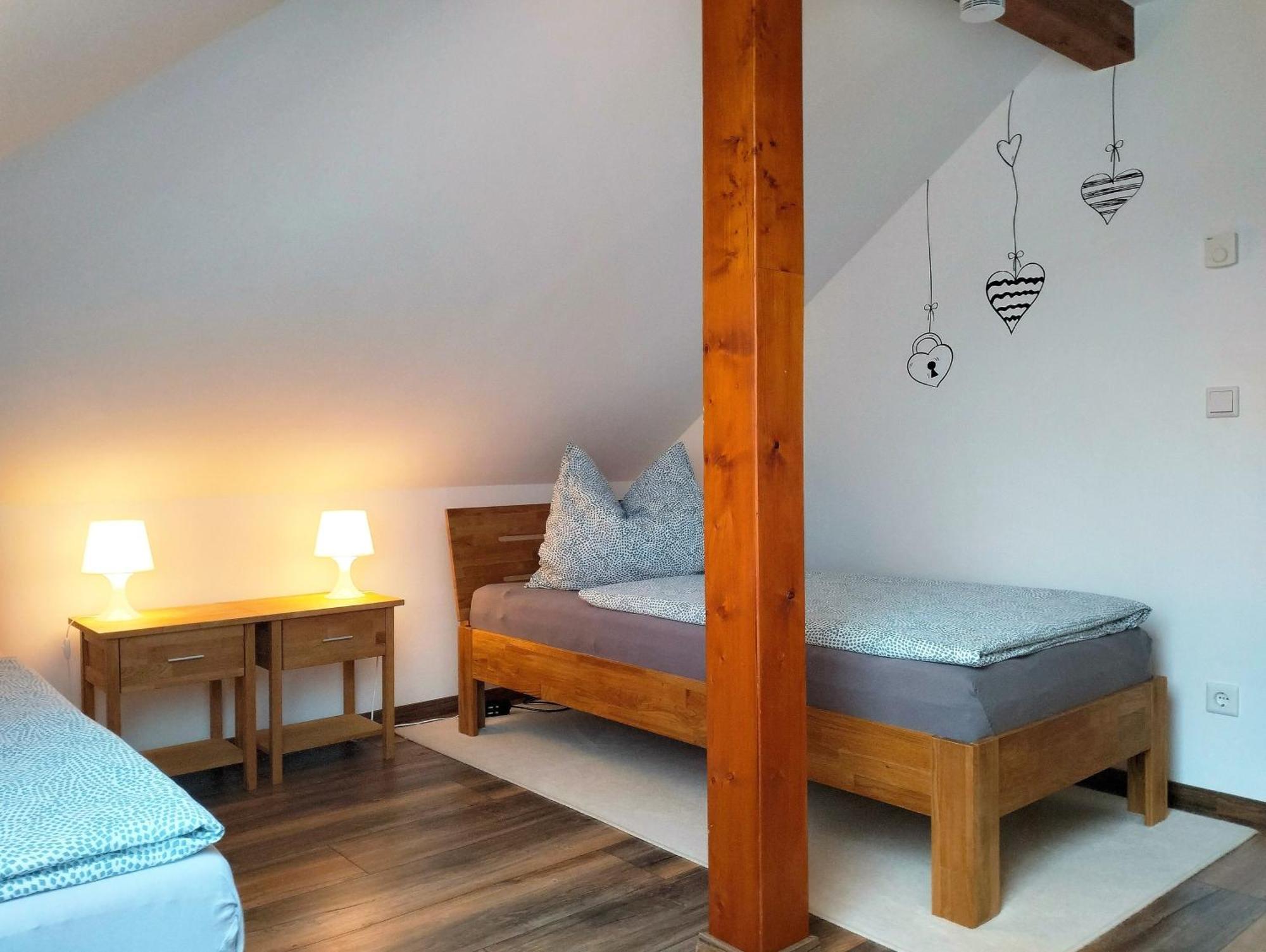 Ferienwohnung Am Waldesrand - Garten, Terrasse, Grill, Luftkuehler, Massagesessel, Kinderspielecke, Spielekonsole Cottbus Kültér fotó