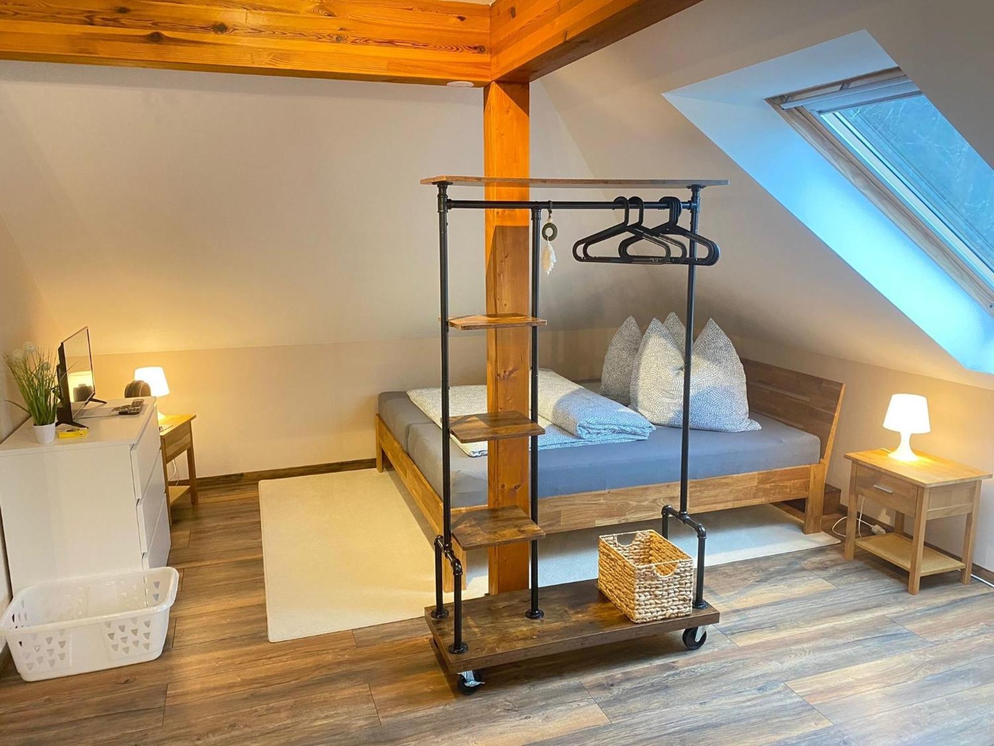 Ferienwohnung Am Waldesrand - Garten, Terrasse, Grill, Luftkuehler, Massagesessel, Kinderspielecke, Spielekonsole Cottbus Kültér fotó